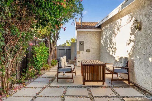 18952 Victory, Tarzana, CA 91335