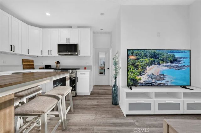 18952 Victory, Tarzana, CA 91335