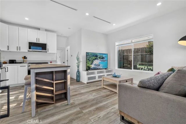 18952 Victory, Tarzana, CA 91335