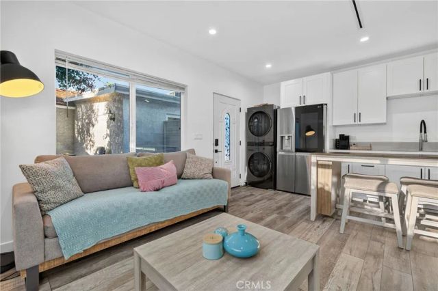 18952 Victory, Tarzana, CA 91335