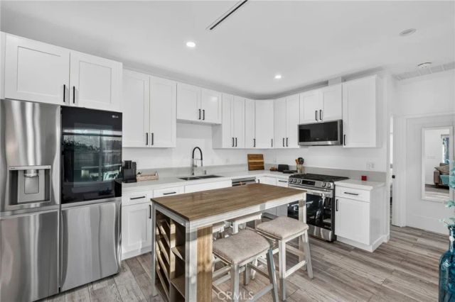 18952 Victory, Tarzana, CA 91335