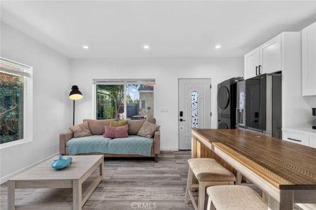 18952 Victory, Tarzana, CA 91335