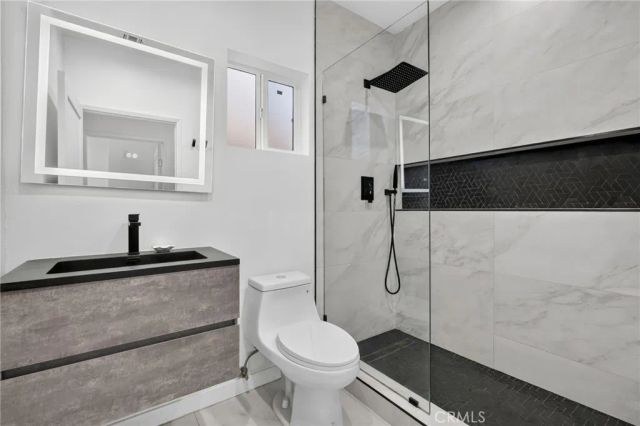 18952 Victory, Tarzana, CA 91335