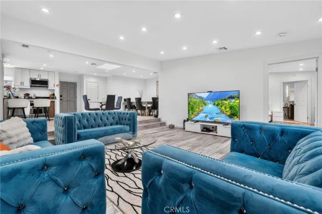 18952 Victory, Tarzana, CA 91335
