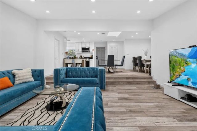 18952 Victory, Tarzana, CA 91335