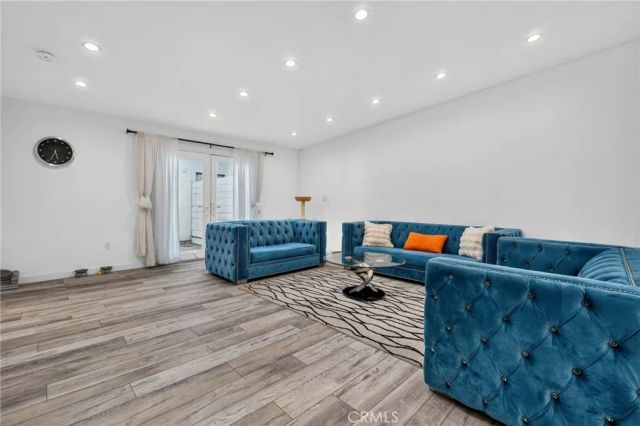 18952 Victory, Tarzana, CA 91335