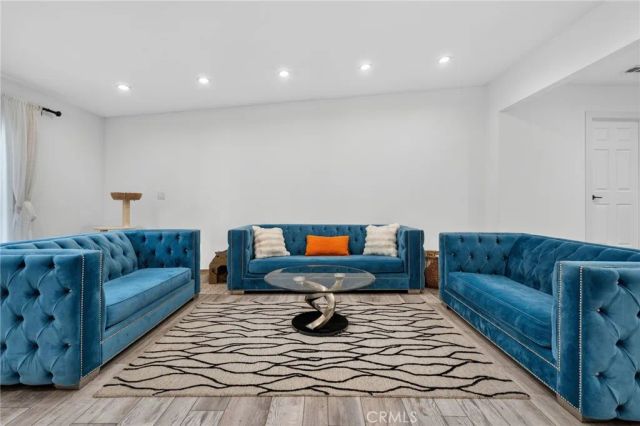 18952 Victory, Tarzana, CA 91335