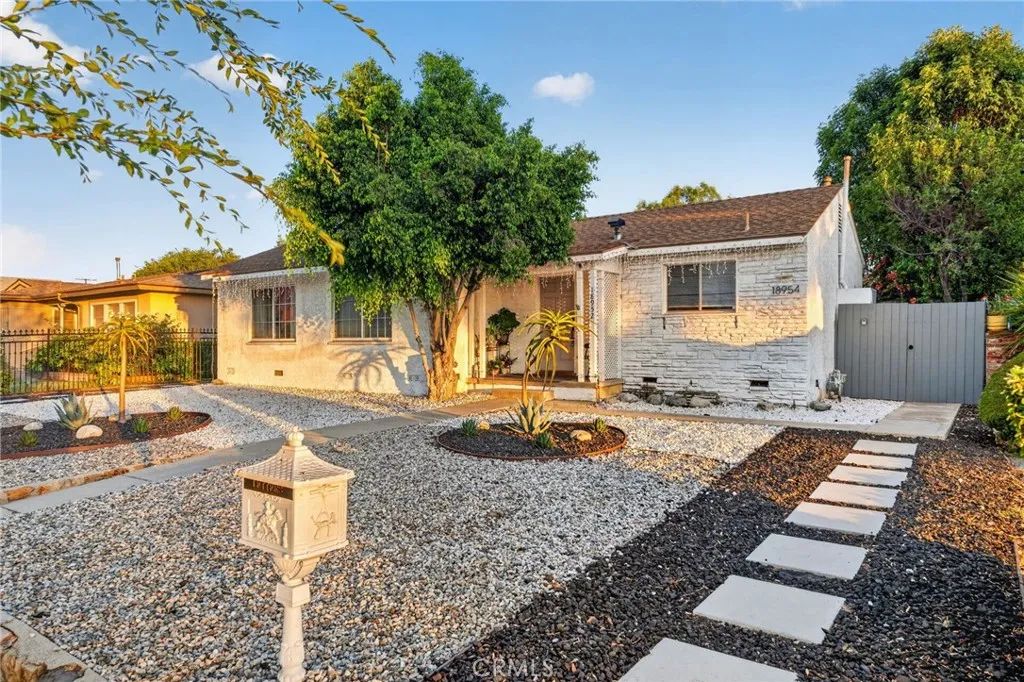 18952 Victory, Tarzana, CA 91335