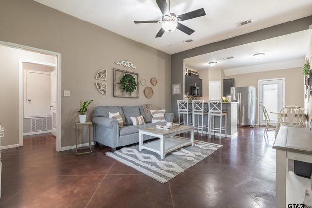 100 S Rainbow Dr, Whitehouse, TX 75791
