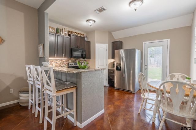 100 S Rainbow Dr, Whitehouse, TX 75791