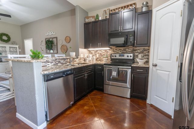 100 S Rainbow Dr, Whitehouse, TX 75791