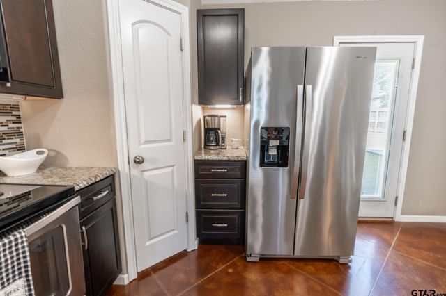 100 S Rainbow Dr, Whitehouse, TX 75791