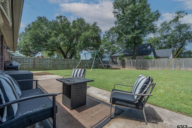100 S Rainbow Dr, Whitehouse, TX 75791