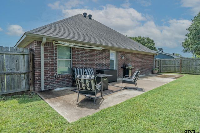 100 S Rainbow Dr, Whitehouse, TX 75791