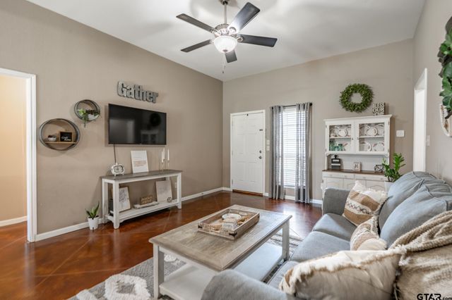 100 S Rainbow Dr, Whitehouse, TX 75791