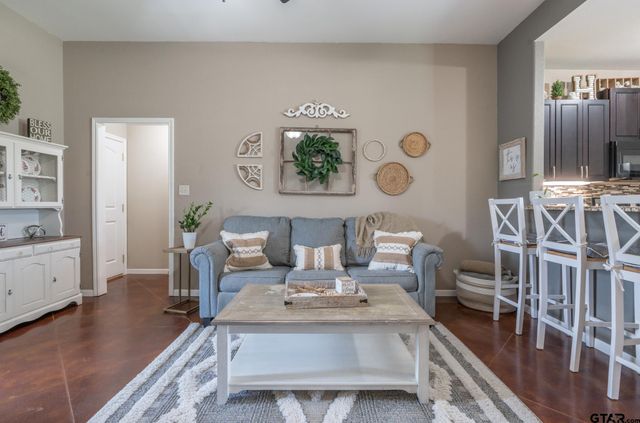 100 S Rainbow Dr, Whitehouse, TX 75791
