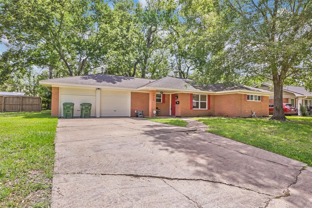 1016 Lynnwood Avenue, Liberty, TX 77575
