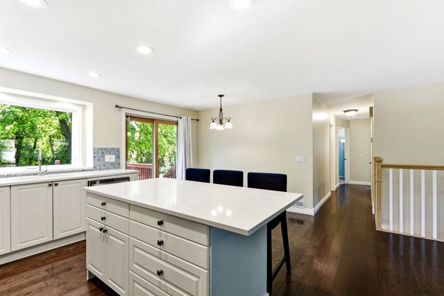7064 Springhill Circle, Eden Prairie, MN 55346