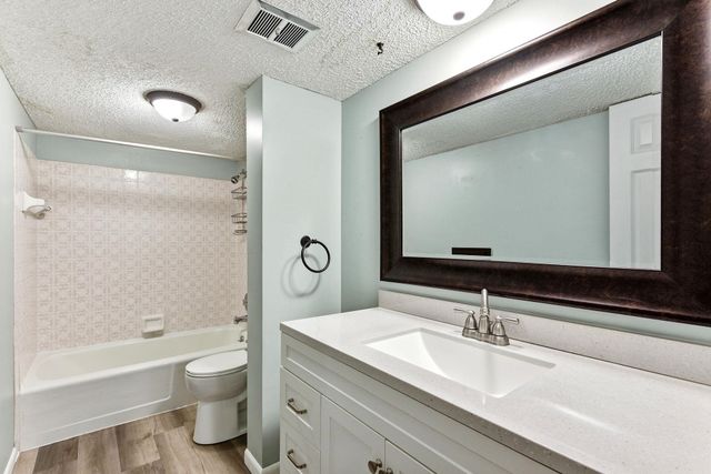 7064 Springhill Circle, Eden Prairie, MN 55346
