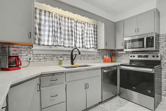 304 Lincoln Avenue, Pleasantville, OH 43148