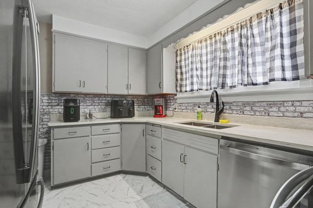 304 Lincoln Avenue, Pleasantville, OH 43148