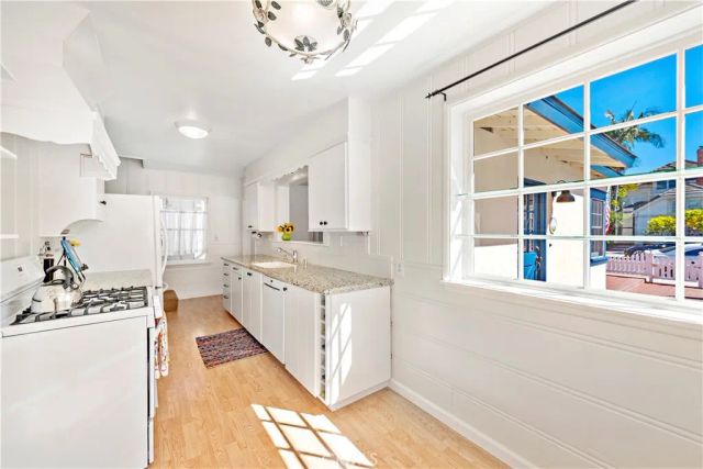 515 CARNATION Avenue, Corona Del Mar, CA 92625