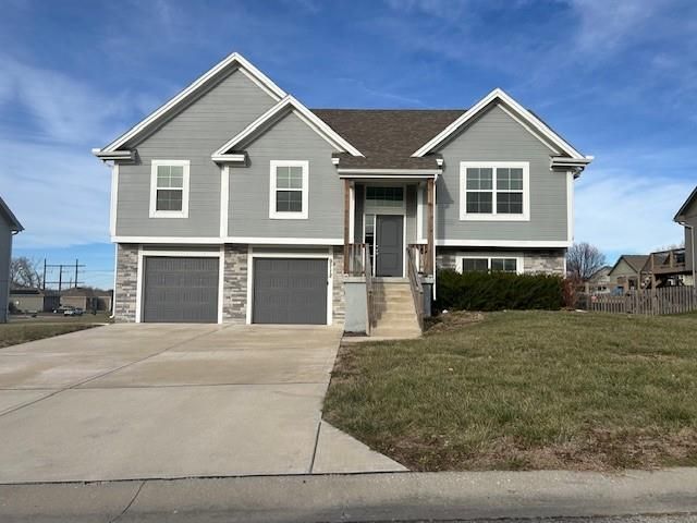 9712 E 221st Street, Peculiar, MO 64078