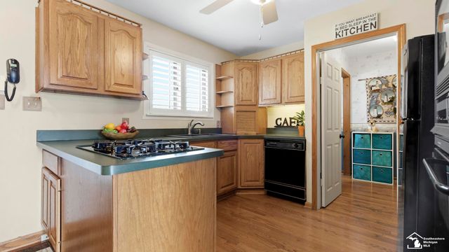 30990 Bayview Drive, Gibraltar, MI 48173