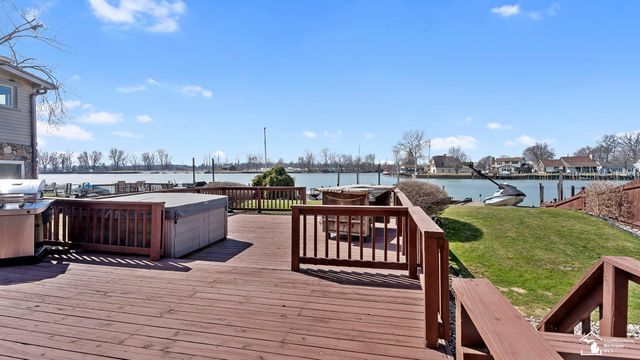 30990 Bayview Drive, Gibraltar, MI 48173