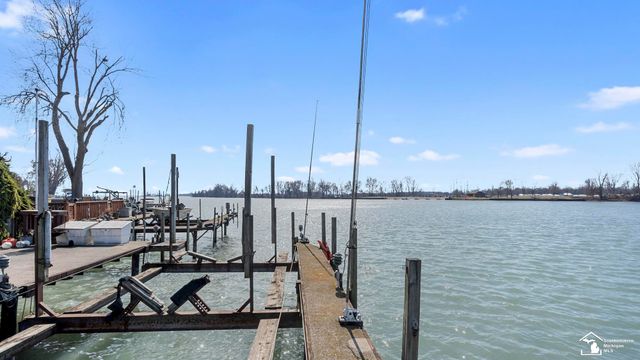 30990 Bayview Drive, Gibraltar, MI 48173