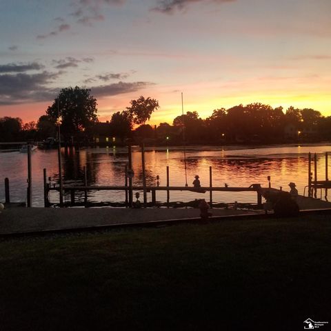 30990 Bayview Drive, Gibraltar, MI 48173