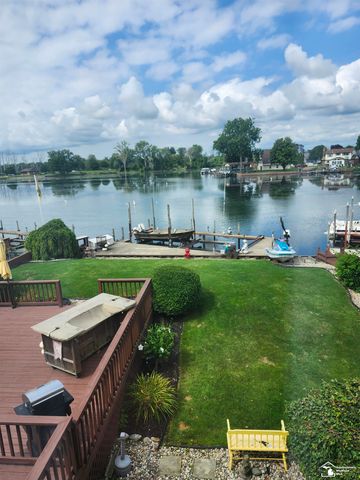 30990 Bayview Drive, Gibraltar, MI 48173