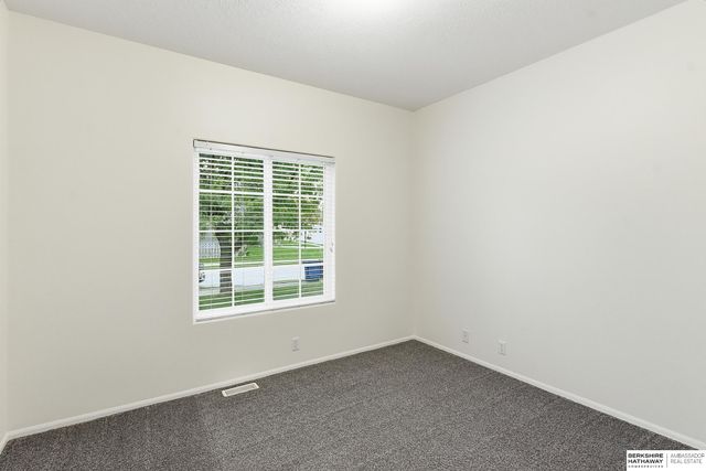 6137 N 146th Street, Omaha, NE 68116