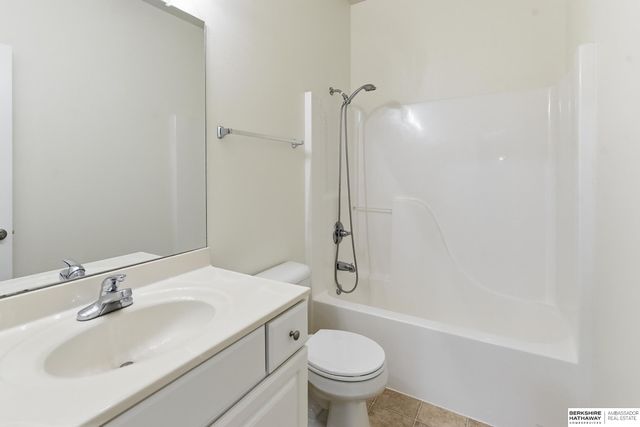 6137 N 146th Street, Omaha, NE 68116