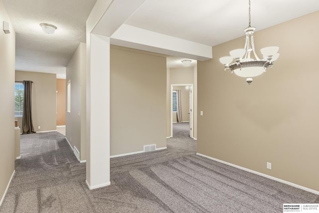 6137 N 146th Street, Omaha, NE 68116