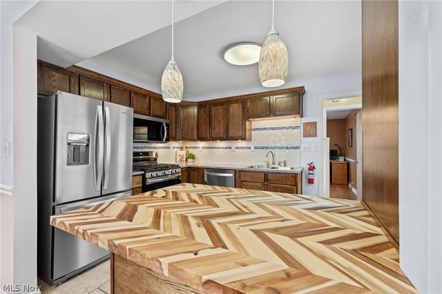 72 Pinehurst Road, Munroe Falls, OH 44262