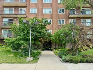 8100 W Foster Lane 504, Niles, IL 60714