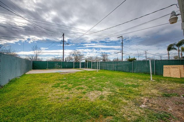 255 W Hawes Avenue, Fresno, CA 93706