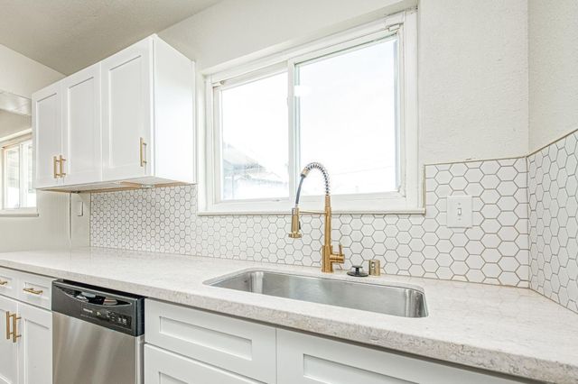 255 W Hawes Avenue, Fresno, CA 93706