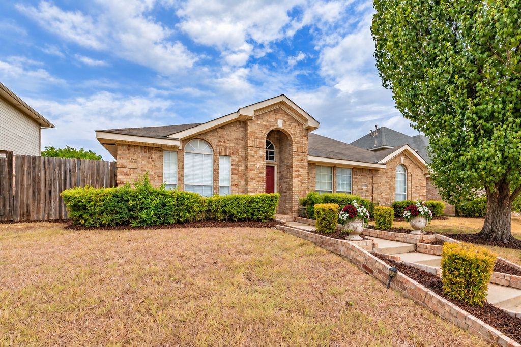 2722 Kingswood Boulevard, Grand Prairie, TX 75052 — exterior