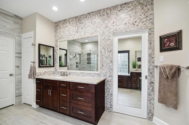 15 Rippling Creek Drive, Sugar Land, TX 77479