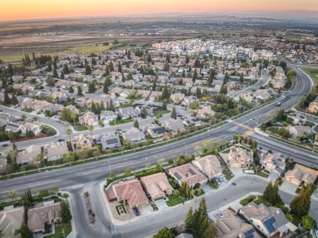 10687 N Tea Party Lane, Fresno, CA 93730