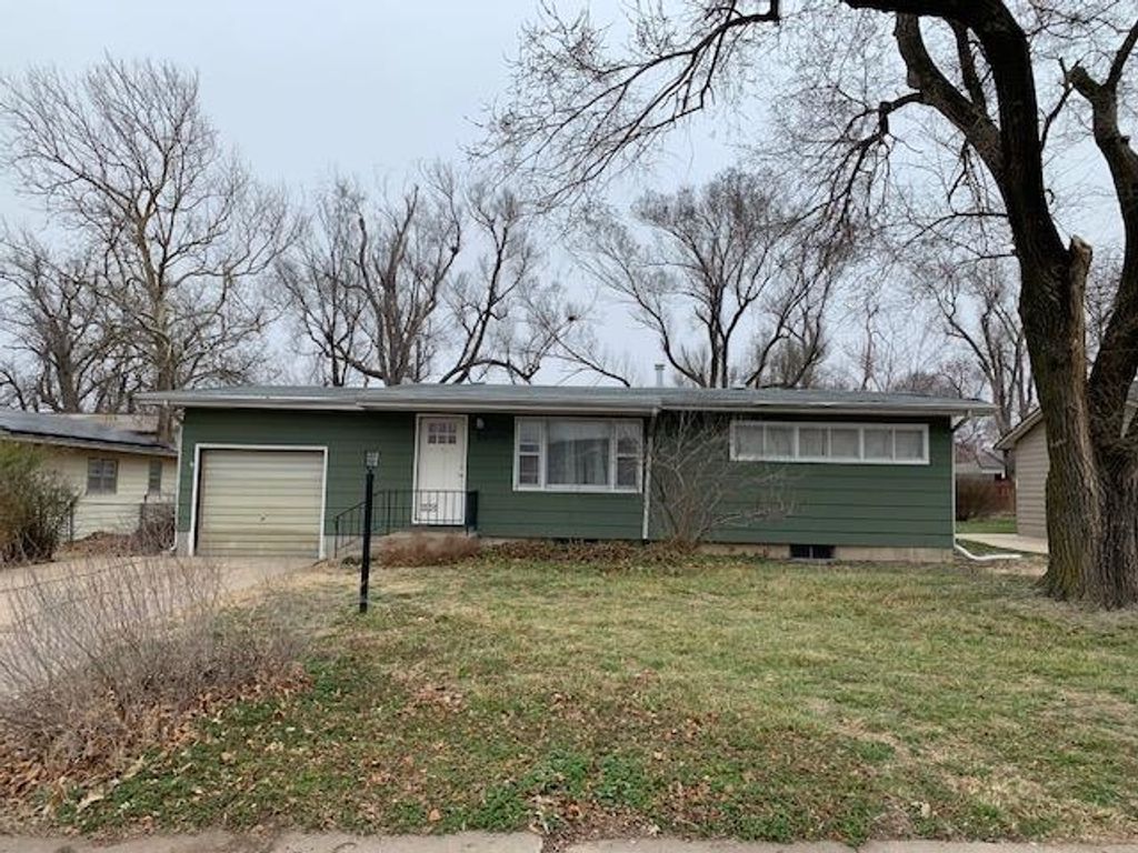 1004 S Plum St, Newton, KS 67114