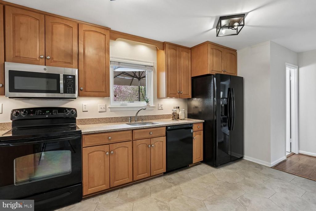 Image 10 of property listing at 11204 TRIPPON CT, North Potomac, MD 20878