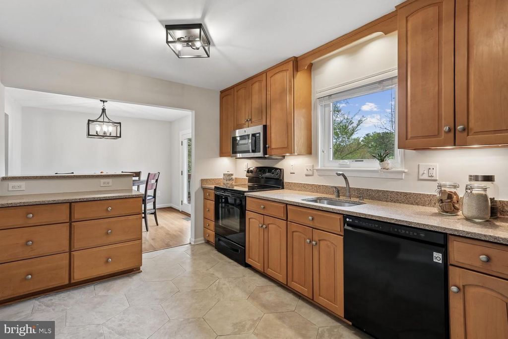 Image 11 of property listing at 11204 TRIPPON CT, North Potomac, MD 20878