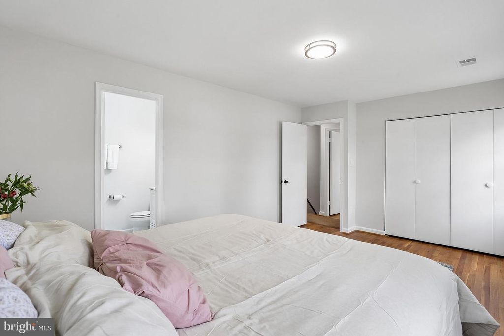 Image 16 of property listing at 11204 TRIPPON CT, North Potomac, MD 20878