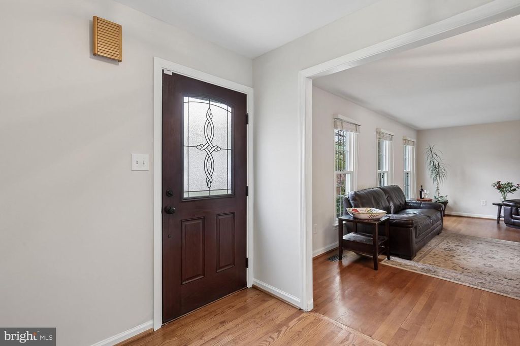 Image 3 of property listing at 11204 TRIPPON CT, North Potomac, MD 20878