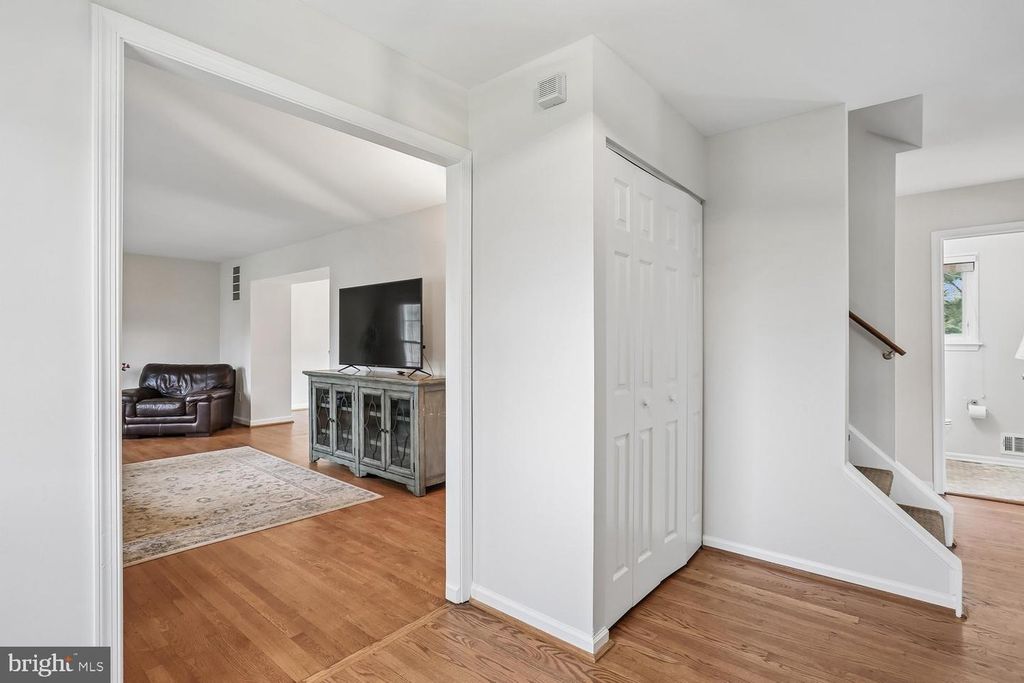 Image 4 of property listing at 11204 TRIPPON CT, North Potomac, MD 20878