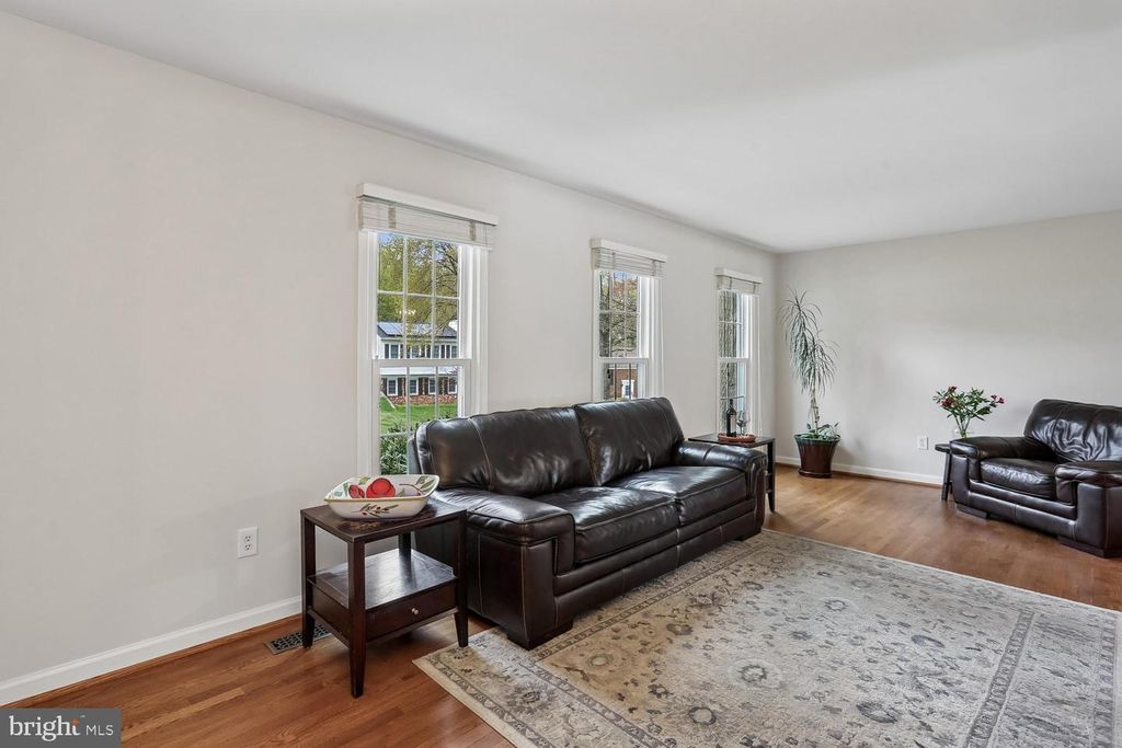 Image 5 of property listing at 11204 TRIPPON CT, North Potomac, MD 20878