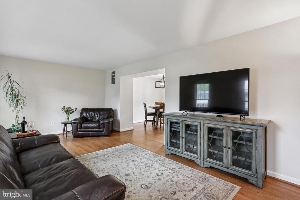 Image 6 of property listing at 11204 TRIPPON CT, North Potomac, MD 20878